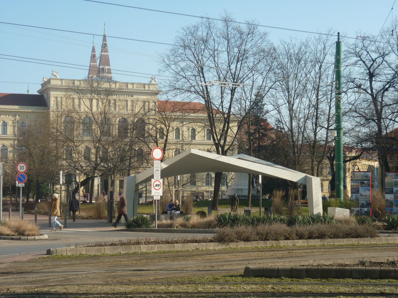 A „betonhéj” örök Szegeden a Dugonics téren. A képre kattintva galéria nyílik (fotók: Indóház)