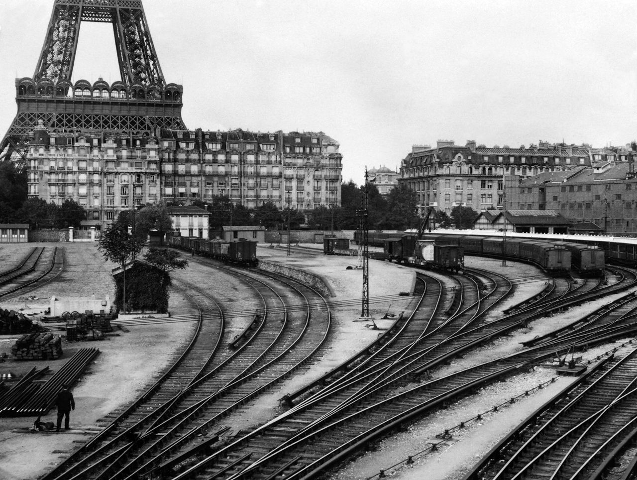 Párizs, a harmincas évekből. Már van Eiffel-torony és még van Mars-mezei állomás