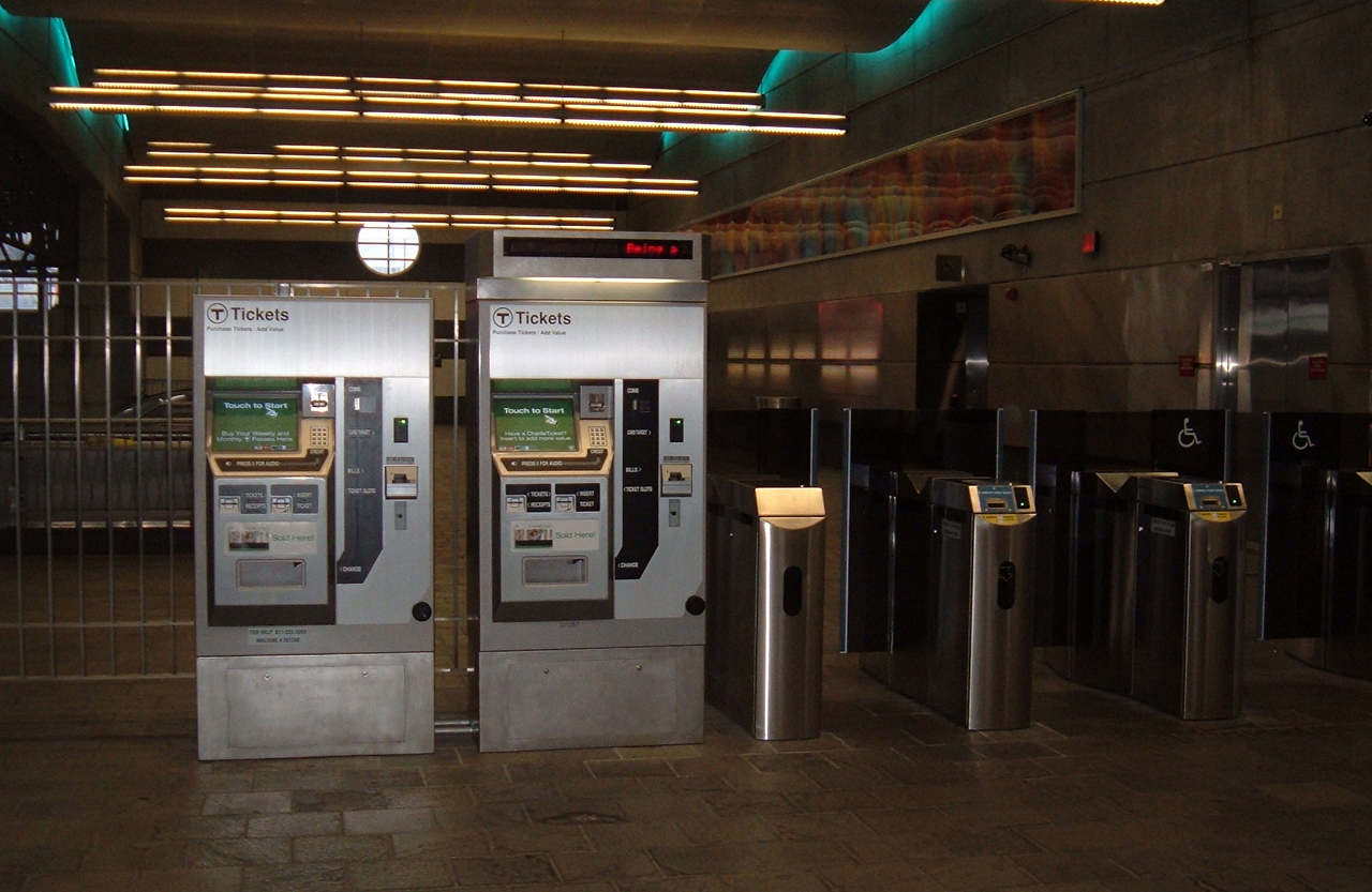 New York, automaták a Silver Line-on, a WTC metrómegállónál. Teljesen normális az elektronikus tikett
