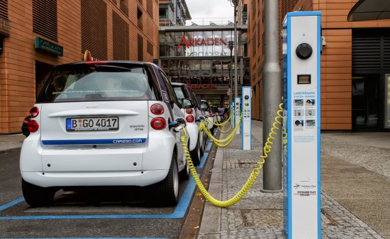 Szép, új világ: elektromos autók töltődnek Berlinben, a Potsdamer Platzon