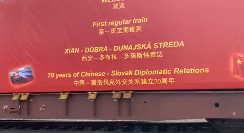 Tizennégy nap alatt ért el a kínai Hszianból a szlovákiai Dunaszerdahelyre a TransContainer és a Metrans kísérleti konténervonata. Ha a fuvarozási lehetőség felkelti a szállítók érdeklődését, heti járattá fejleszthetik a szolgáltatást (kép forrása: mindop.sk)