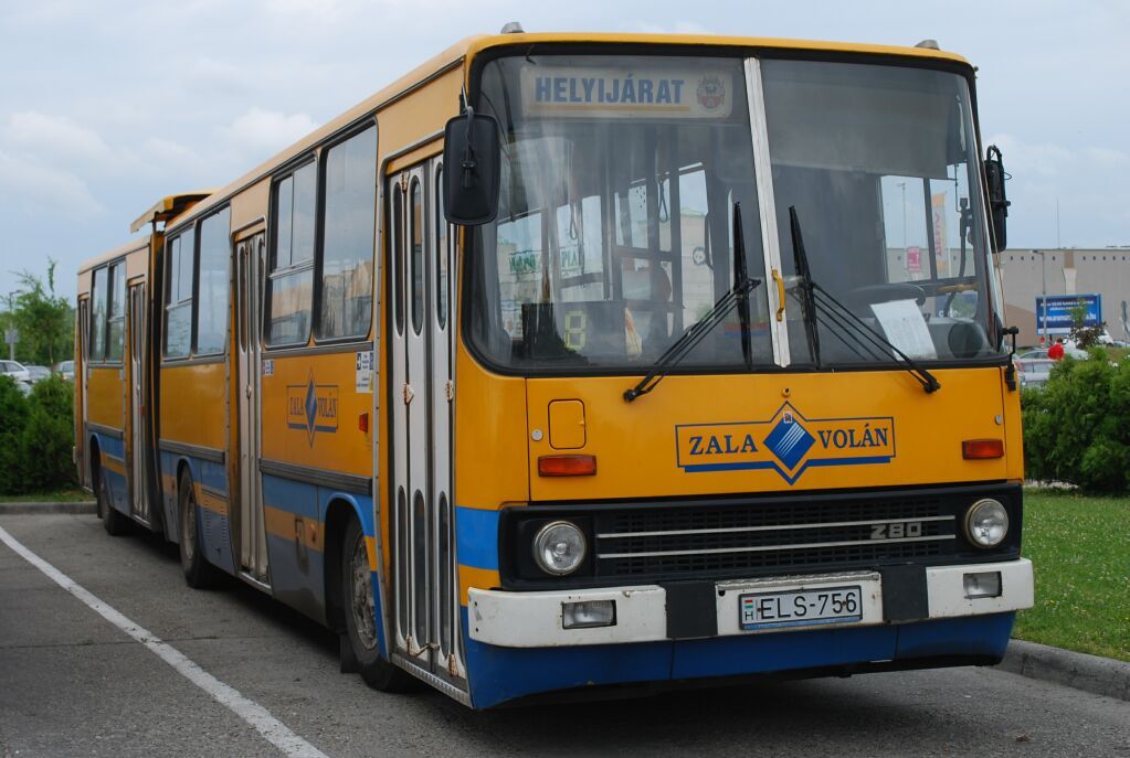 A nagykanizsai 8-as járat egyik Ikarusa tíz évvel ezelőttről. Kedves emlék a buszok kedvelőinek egy ráncajtós, orosz hidas változat, amely keletnémet múlttal rendelkezik (illusztráció: Bohus Dávid)