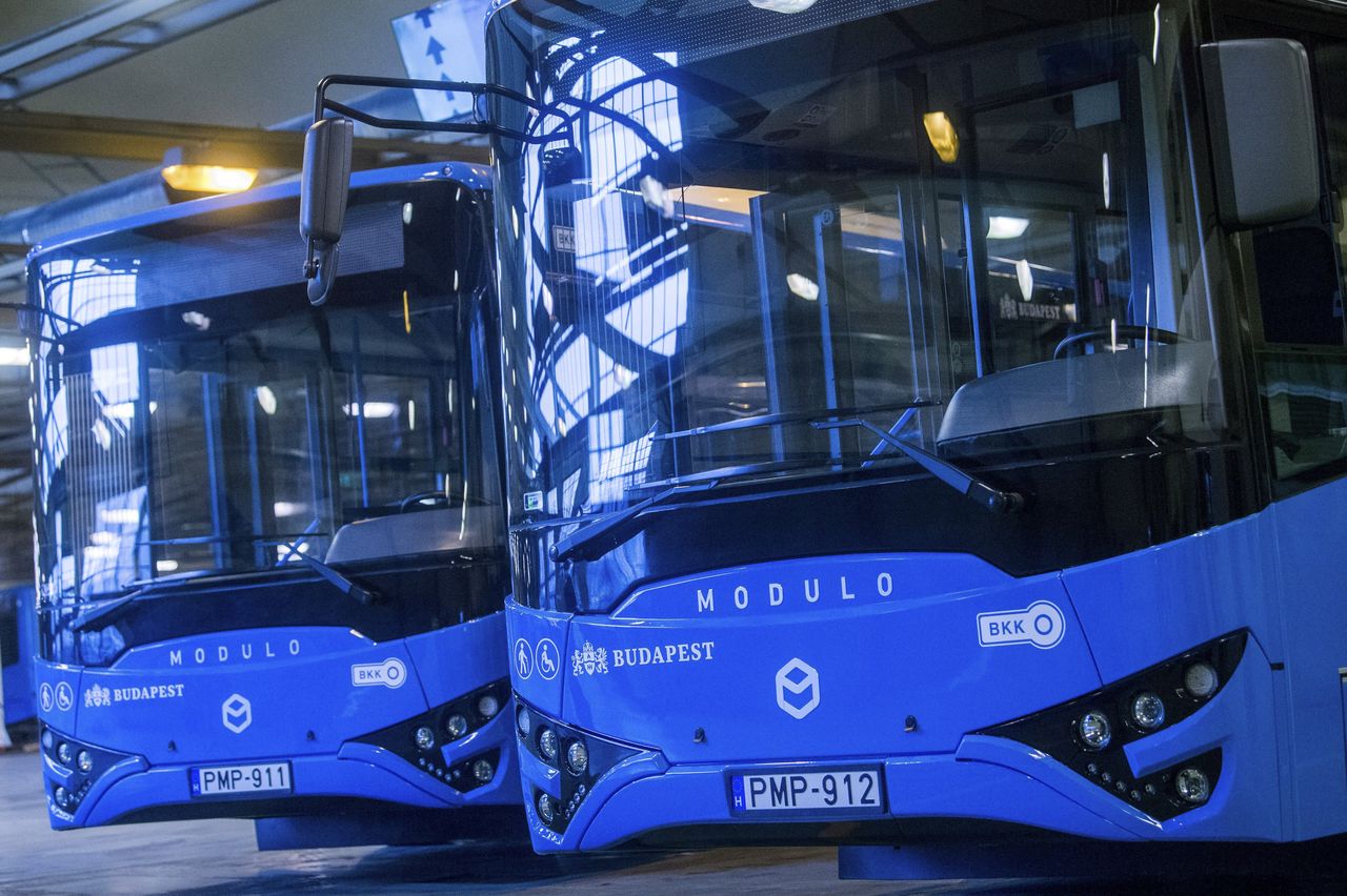 A sajtó nélküli sajtótájékoztatón bemutatott buszok januárban Kelenföldön, hamar vissza is tértek a műhelybe Mátyásföldre (fotó: MTI/Balogh Zoltán)
