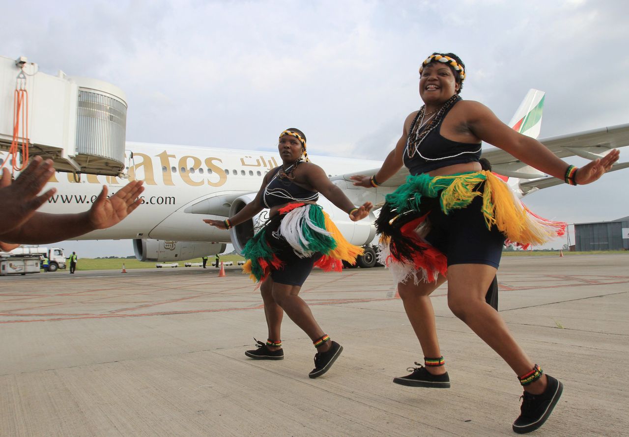 Hogy örültek a mostani tervek szerint leváltandó 200-asnak Zimbabwében! Képünk a főváros, Harare repülőterén készült 2012. február 1-jén, az Emirates járatnyitásán (fotó: Daily Mail)