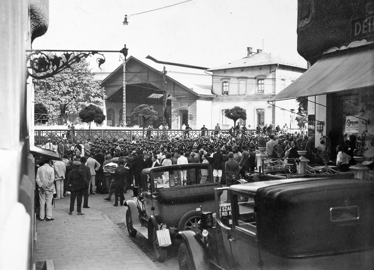 1936.; az Alkotás utca és a Déli pályaudvar, a Schwartzer Ferenc utcából fotózva (fotó: Fortepan)
