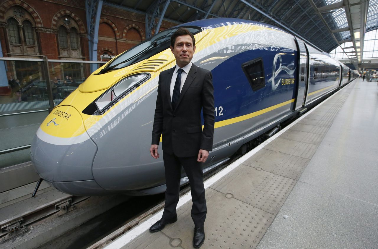 Nicolas Petrovic, az Eurostar vasúttársaság vezérigazgatója a vállalat új, e320-as szuperexpressze mellett a londoni St. Pancras pályaudvaron. A képre kattintva galéria nyílik