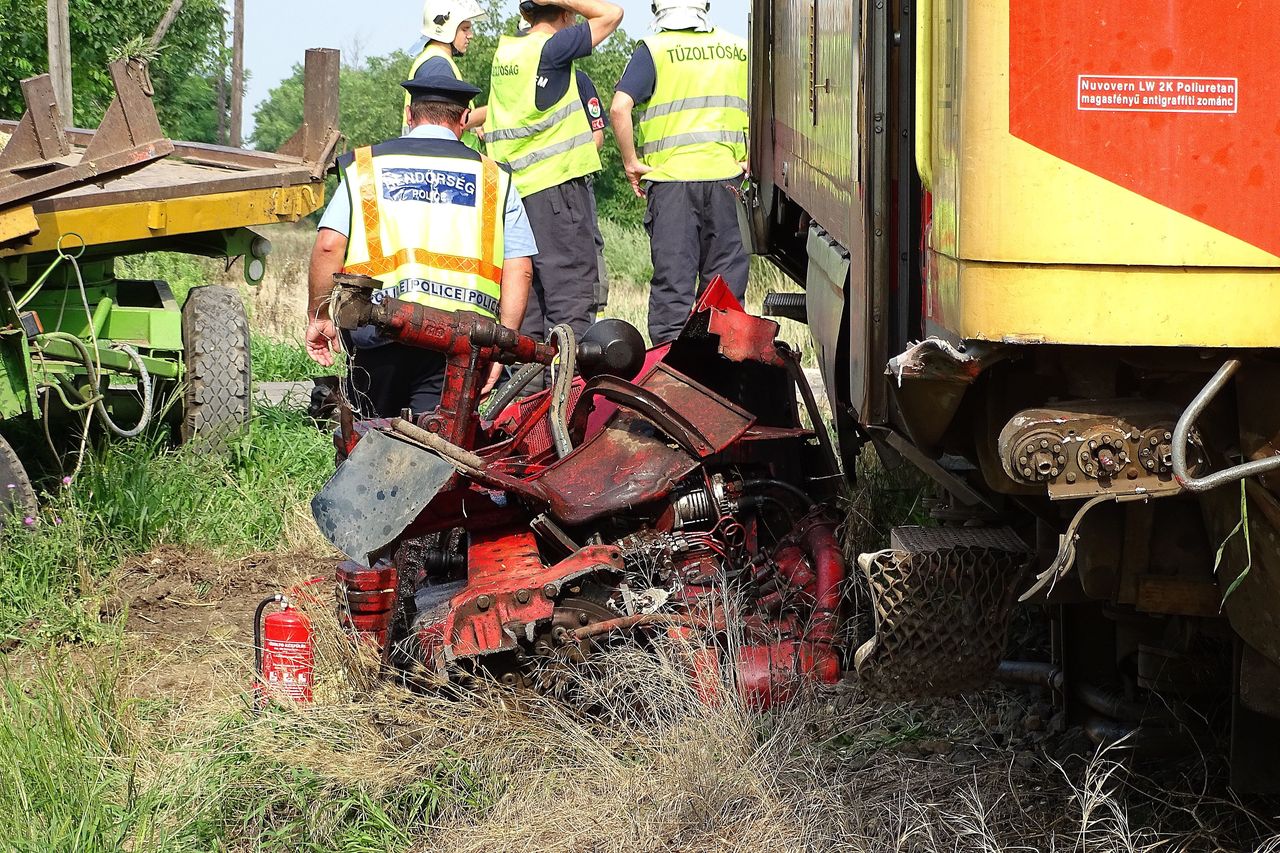  Traktort gázolt a 299-es Bzmot Fábiánsebestyén határában, a traktor vezetője meghalt (fotók: MTI/Donka Ferenc)