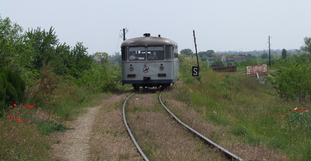 Sinobusz a Szabadka–Zenta-vasútvonalon Gornji Breg közelében. Nem jár, mert nem mindig jut... (fotó: Garai Szakács László)