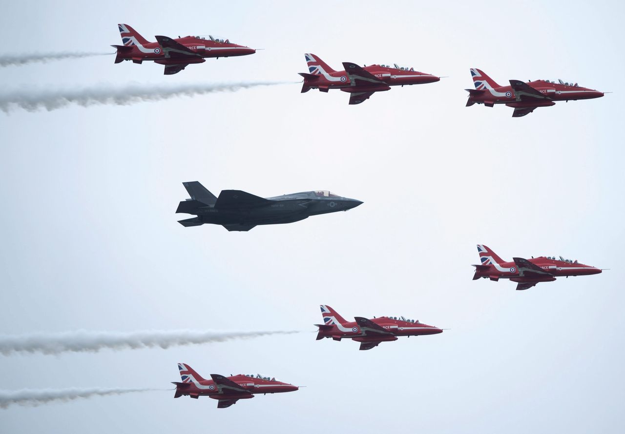 A Brit Királyi Légierő, a RAF Vörös Nyilak (Red Arrows) műrepülőcsoportja és a légierő egyik új, F-35 típusú lopakodó vadászgépe tart bemutatót az 53. farnborough-i air show-n (fotók: Daily Mail)