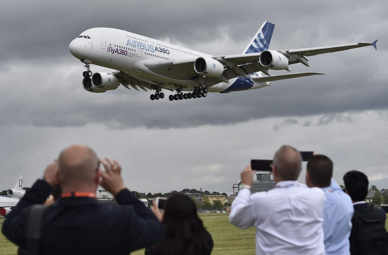 Áthúzás még a zivatar előtt: az A380-as is műrepülő ám – bizonyos körülmények között...