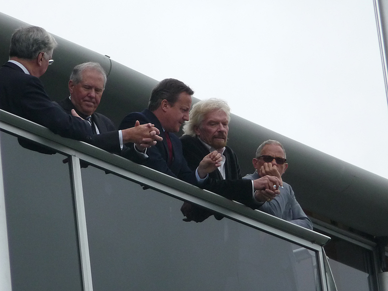 David Cameron (középen) korábbi brit miniszterelnök utolsó munkáinak egyike volt ellátogatni a szalonra. A képre kattintva galéria nyílik (a szerző felvételei)