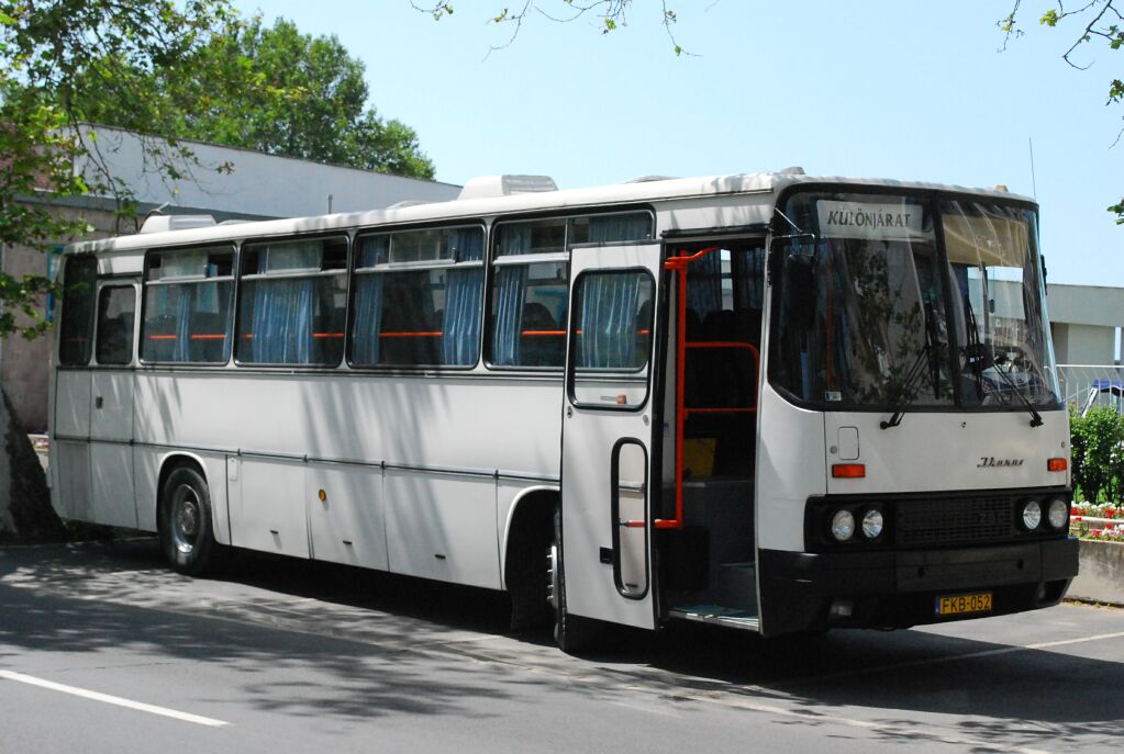 Magánbuszként tovább működő, 1985-ös évjáratú busz egykoron a CJN-491 rendszámot viselte