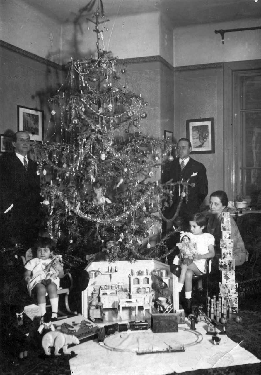 Nagy közös karácsonyi tabló 1930-ból. Szigorú férfiak, majdnem mosolygó anyuka, és leültetett gyerekek. Középen pedig az oválpálya, ahol a mozdony már javában várja vezérét. A képre kattintva galéria nyílik (fotó: Fortepan/Botár Angéla)