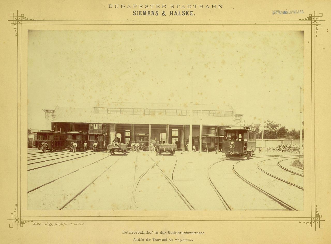 A Kőbányai utcai motorkocsi (villamosvasút) kocsiszín. A felvétel 1896-ban készült. A képre kattintva galéria nyílik (fotók: Fortepan | Budapest Főváros Levéltára; Levéltári jelzet: HU.BFL.XV.19.d.1.01.030)