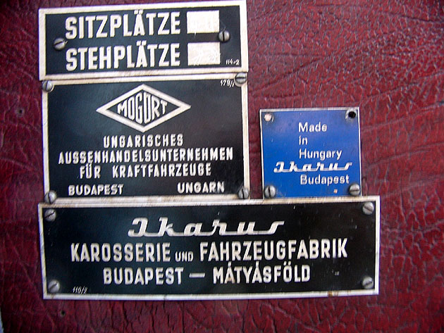 Német nyelvű gyári táblák a busz belsejében (Fotó: Kengyel Kristóf)