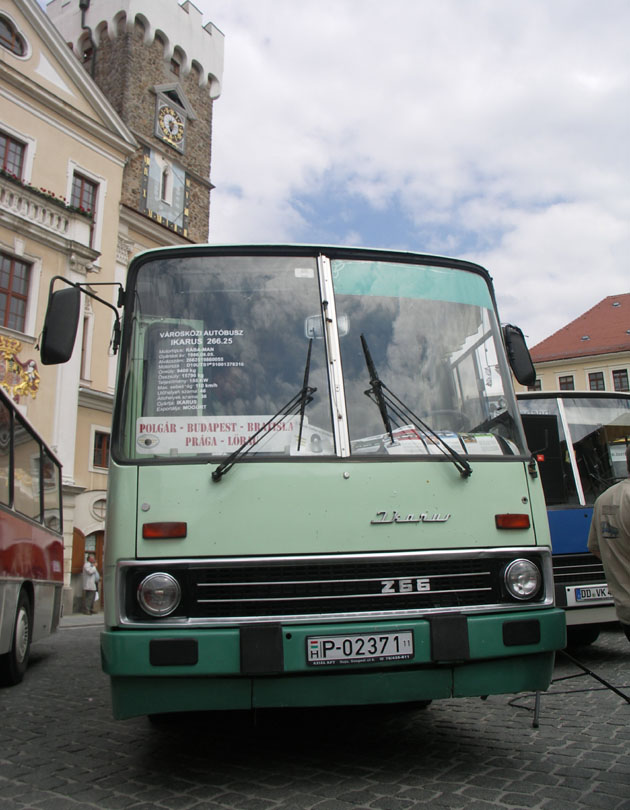 Portré a főtéren. A busz fontosabb gyári adatai a szélvédőre is felkerültek (Fotó: Müller Péter)