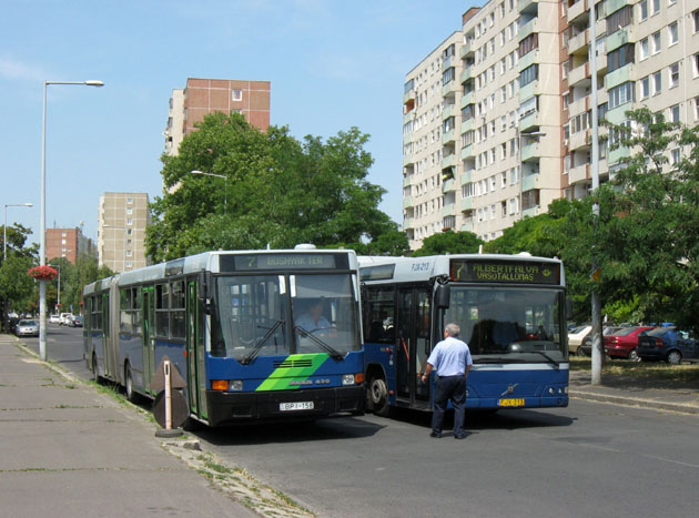 A visszaindulásra várakozó buszok a Sáfrány utca végében