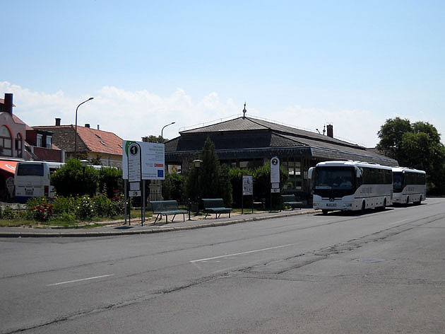 Az autóbusz-állomás a város központjában helyezkedik el