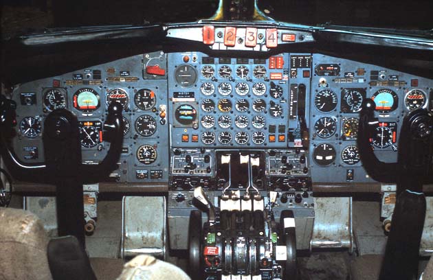 A Boeing B-707-324C teherszállító pilótafülkéje <br> (fotó: Földesi László)