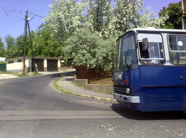 Mivel a busz túl nagy, így a Mihály utcai kanyarokat kénytelen volt elkerülni