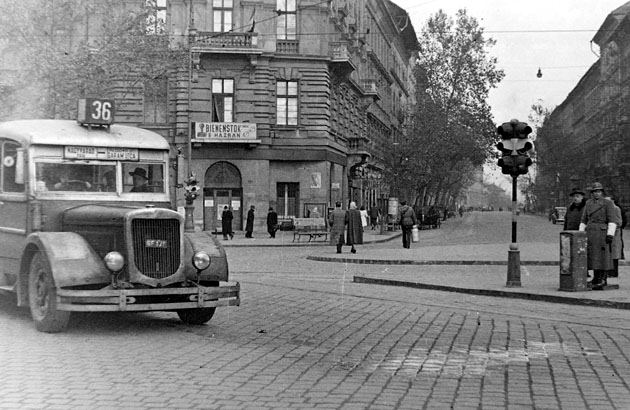 MÁVAG N26/36 autóbusz a Bajcsy-Zsilinszky úton a Podmaniczky utca torkolatánál