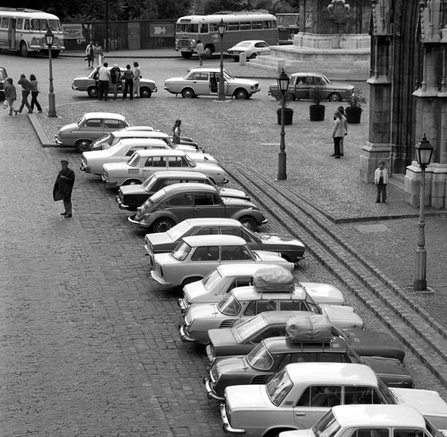 A 60-as, 70-es évek autócsodái kiegészítve egy Skoda és egy Ikarus 311-es autóbusszal a Mátyás templom szomszédságában