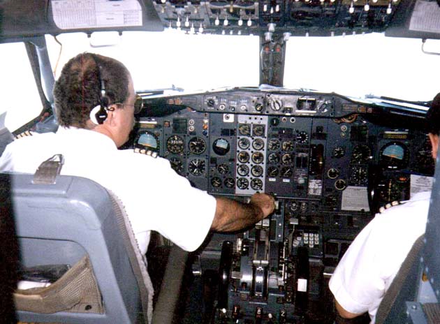 9/11 előtt a pilótafülkék ajtaja a Malév gépein is sokszor nyitva volt repülés közben (a szerző felvétele)