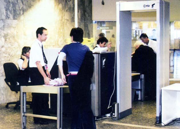 Biztonsági ellenőrzés Ferihegyen (fotó: Budapest Airport)
