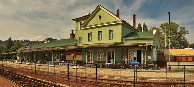 A Balaton északi partján Tapolcáig haladó 29-es vasútvonal turisztikai szempontból kiemelt jelentőségű