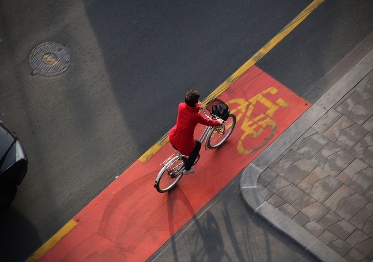 Természetesen vannak jó példák is, ilyen a Bartók Béla út egy szakaszára felfestett sáv, ami megoldotta a kerékpárosok és gyalogosok közti, régóta zajló konfliktust