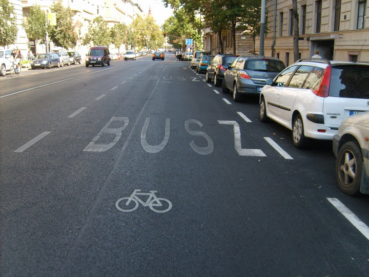 Rövid buszsáv az Alkotmány utcában, ahol a jobbra kanyarodó buszokkal közös sávban lehet haladni addig, ahol kerékpársáv kezdődik (fotó: Kerékpárosklub)