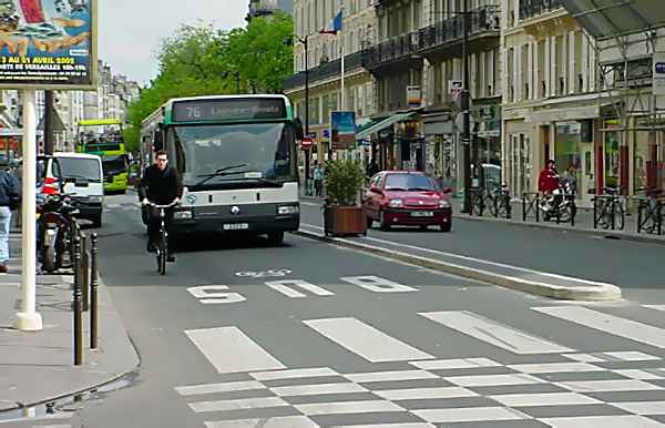 Párizsban jól kezelik a kombinált sáv használatát a járművezetők (fotó: bikexprt.com)
