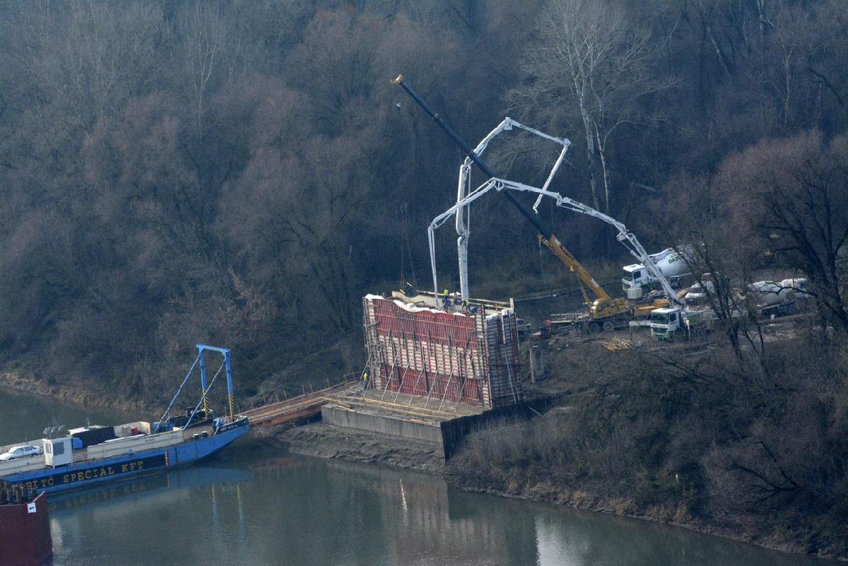 A már félig megépített Tisza-hidat is befejezik (fotók: MTI/ Mészáros János) 