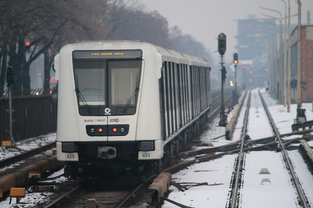 Felszínen. A fehér tájban suhan a fehér Alstom metró Bíró Gyula felvételén<br>A képre kattintva galéria nyílik az olvasók felvételeiből