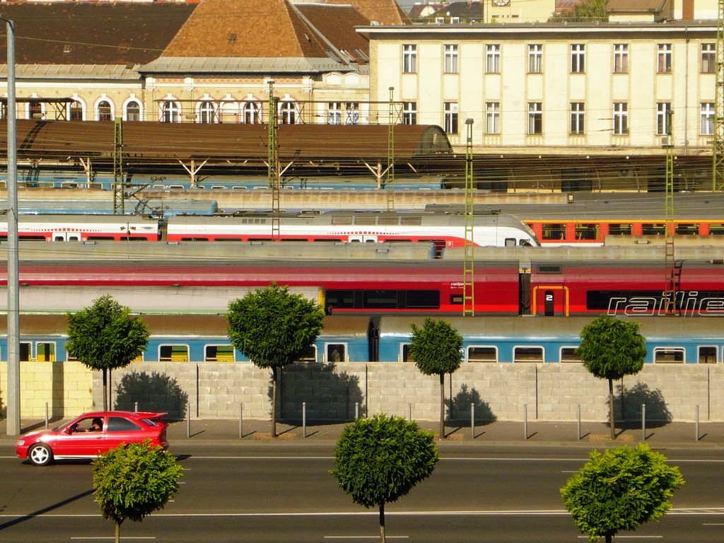 A Keleti pályaudvar színei, Flirt, Railjet, a MÁV, a GYSEV, sőt a ČD vonatai is Bokor Győző Péter fotóján<br>A képre kattintva galériát tekinthetnek meg az olvasók által küldött felvételekből