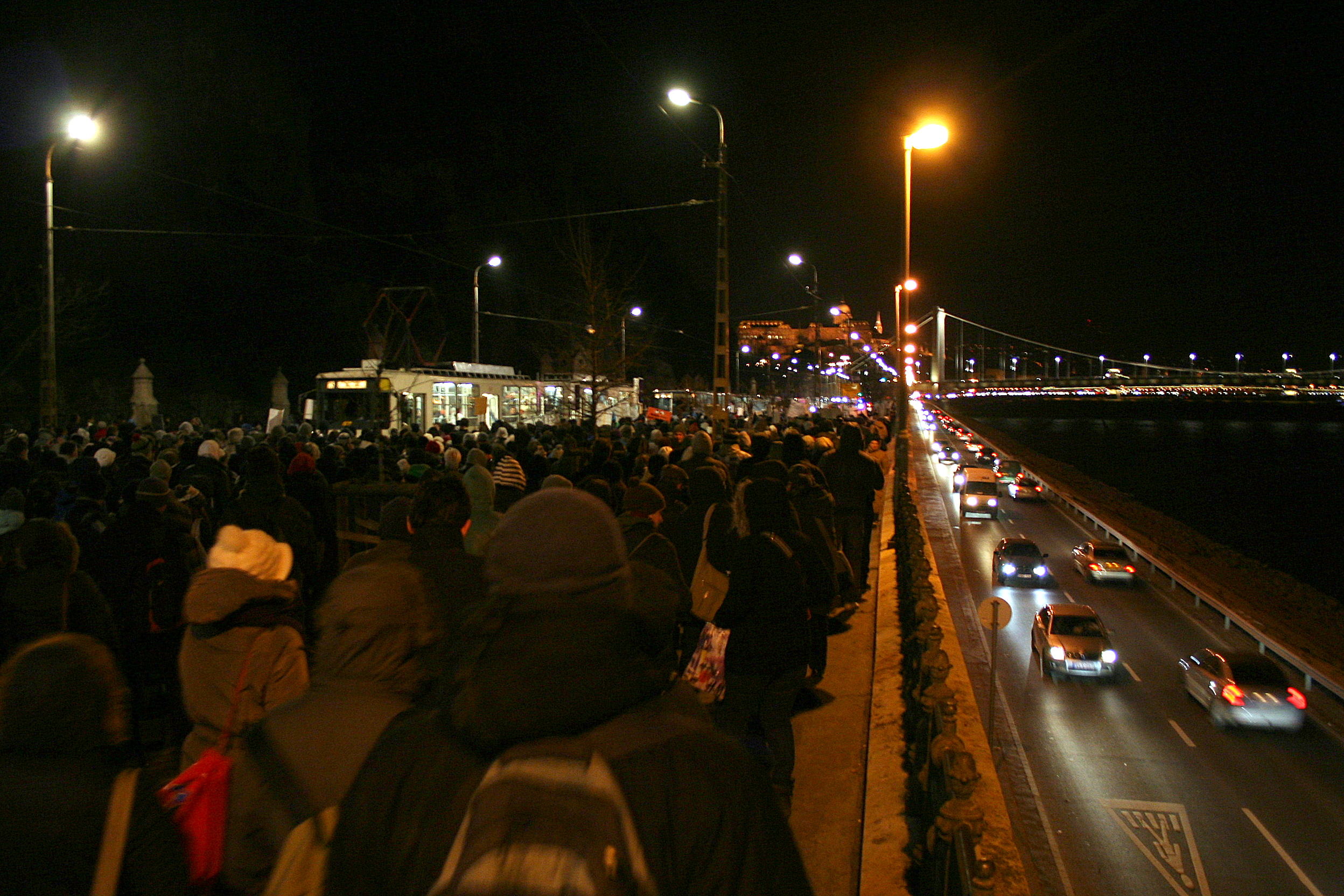 A tömeg a budai rakparton, a 18-as villamos mögött a 7-es buszcsalád hosszú sora vár a továbbhaladásra<br>(fotó: Berky Dénes)