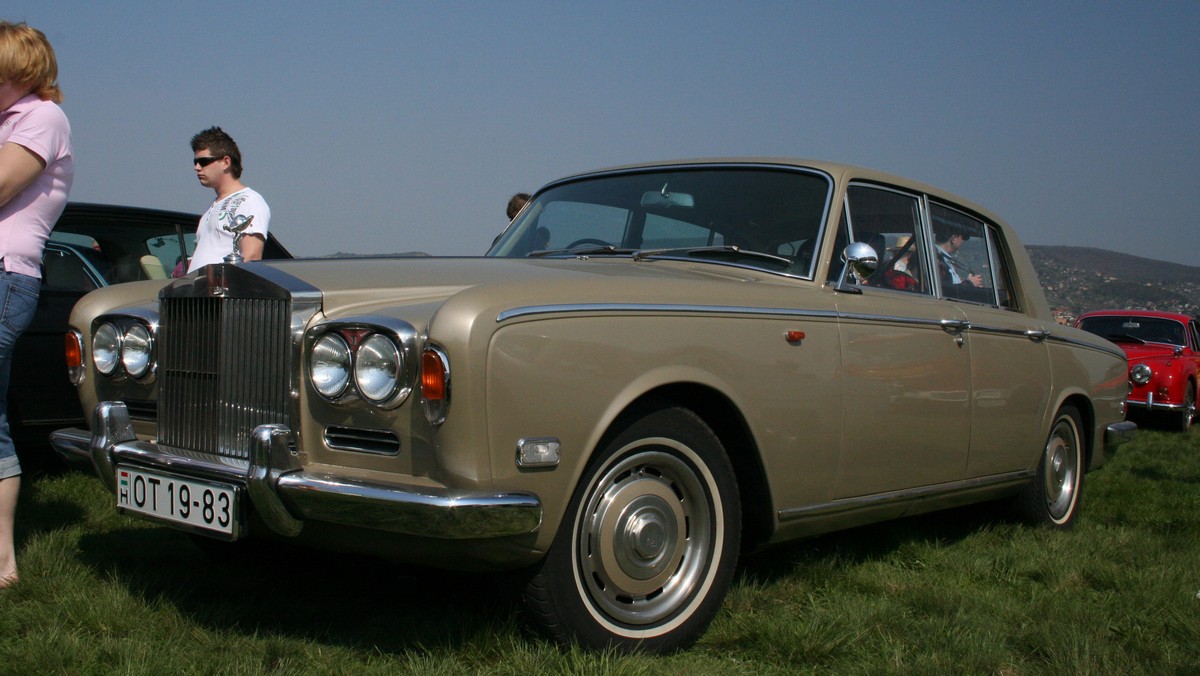A Rolls-Royce a sok oldtimer között, rengeteg autó gyűlt össze vasárnap a budaörsi reptéren
