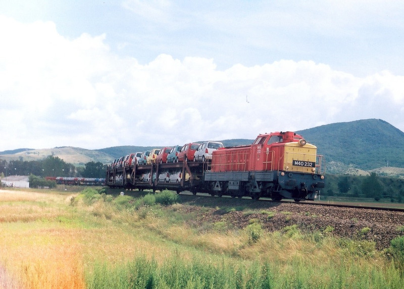 Molnár Márk fotóján a 232-es Púpos húzza a Suzukikkal telt vonatot Almásfüzitő felé<br>A képre kattintva galéria nyílik az olvasók felvételeiből