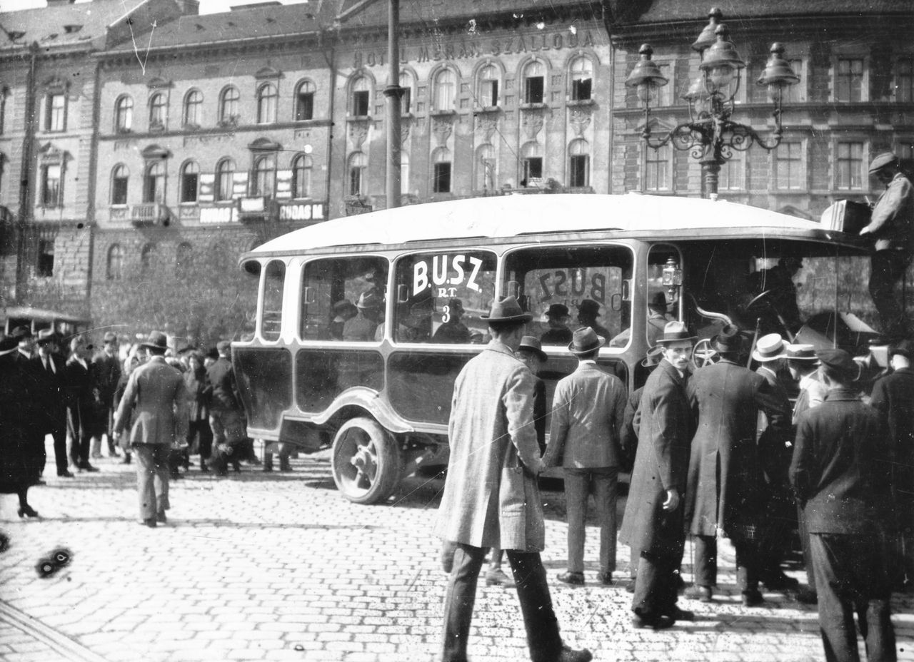 1920; a Berlini (ma Nyugati) tér lipótvárosi házai, előtérben a Budapest-Újpesti Személyszállítási Rt. (BUSZ Rt.) autóbusza. A képre kattintva galéria nyílik (fotó: Fortepan | Somlai Tibor)
