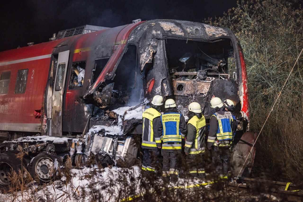 Több száz méteren tolta a DB Regio-szerelvény a kamiont, miközben kiégett a vezetőfülke. Nem volt esélye a mozdonyvezetőnek... A képre kattintva galéria nyílik (fotók: Daily Mail)