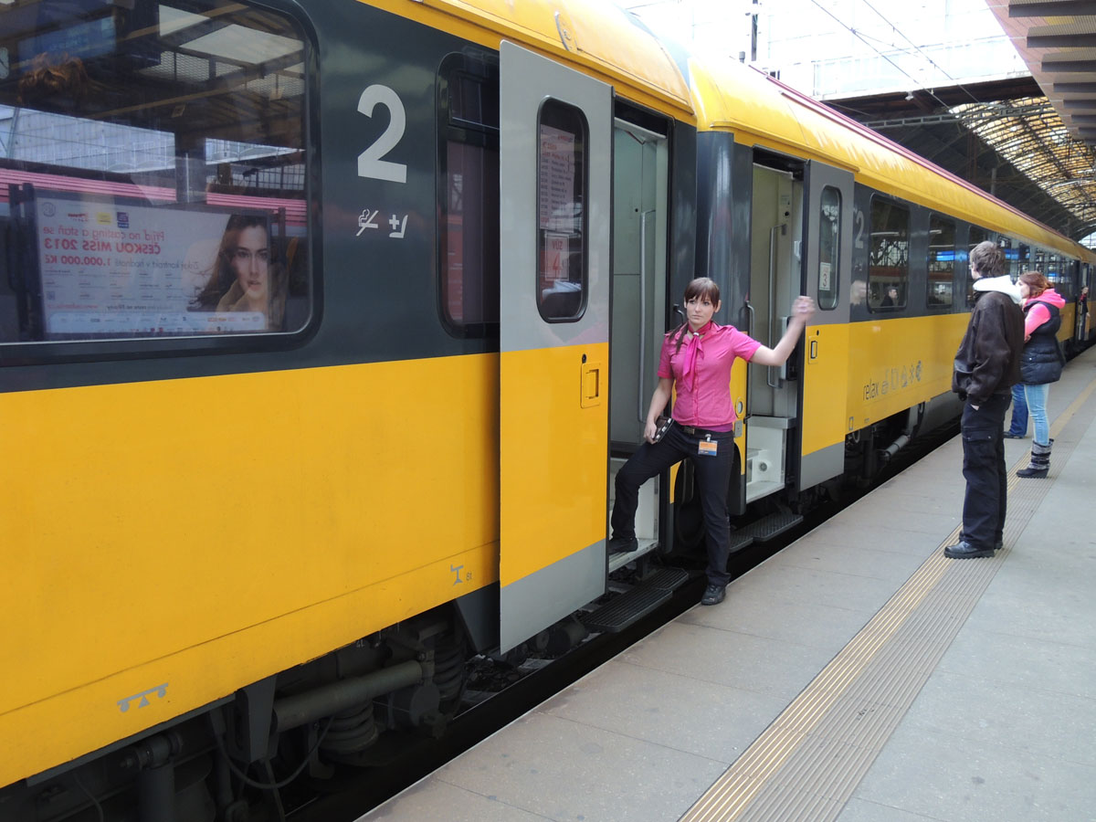 Indul Ostravára a Regiojet sárga vonata Prágából<br>(a másképp nem jelölt képek a szerző fotói)