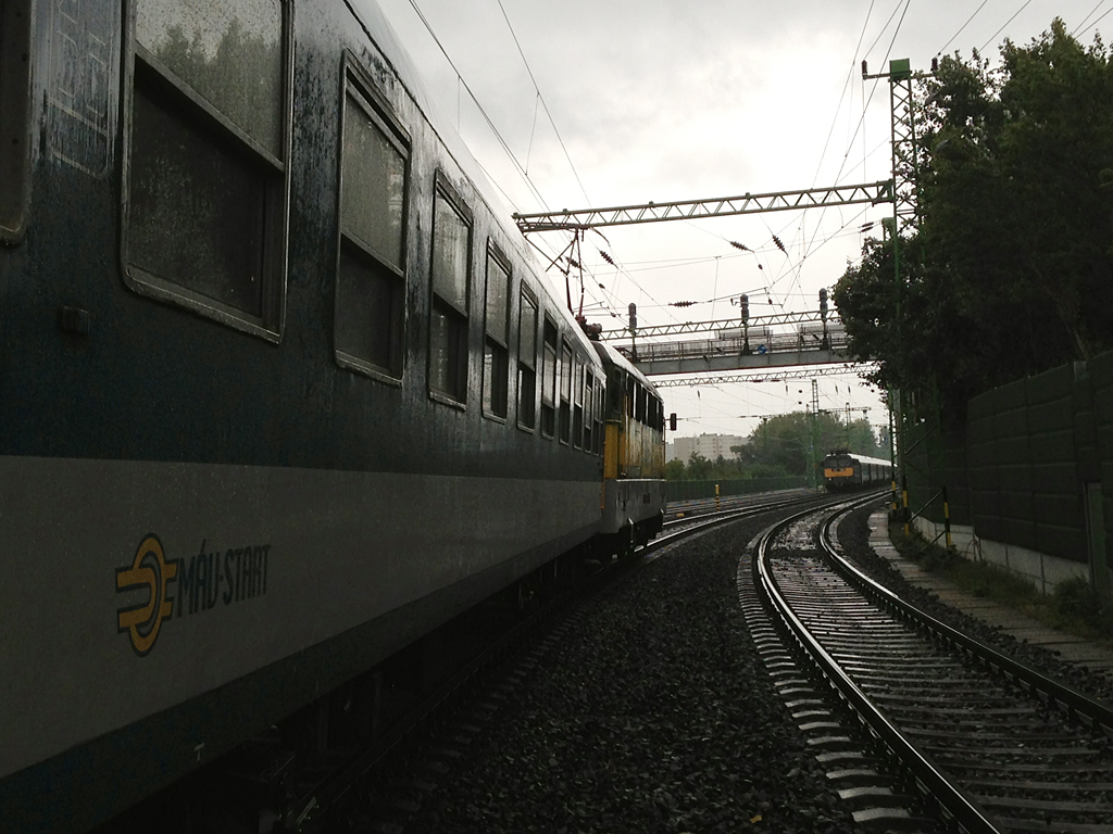 Egymással szemben a két személyszállító vonat<br>(fotó: Keresztes Etele)