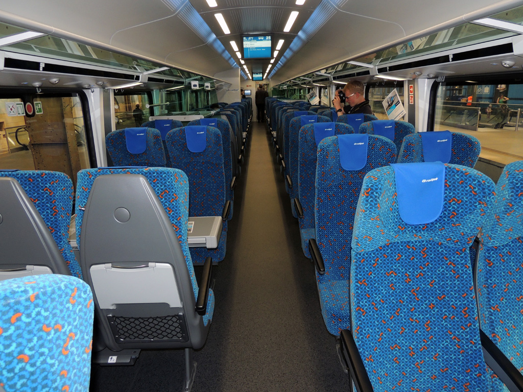 A cseh railjetek másodosuzályú utasterében a kék szín dominál<br>(fotó: a szerző)