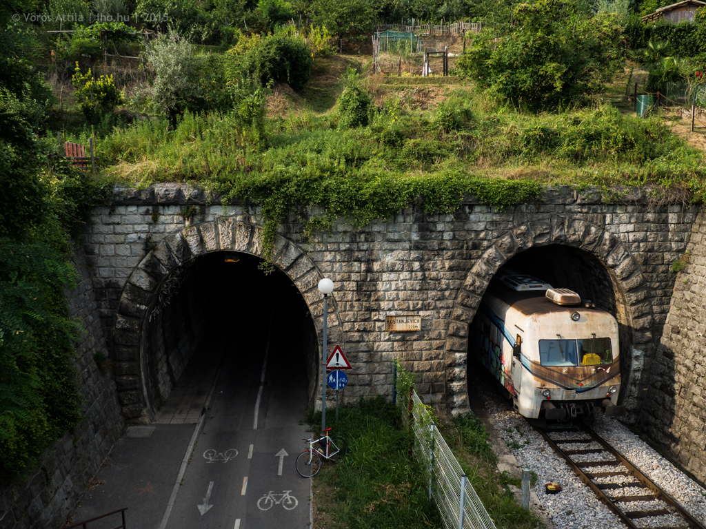 A bal oldali alagút Olaszország, a jobb oldali Szlovénia (Gorizia/Nova Gorica)