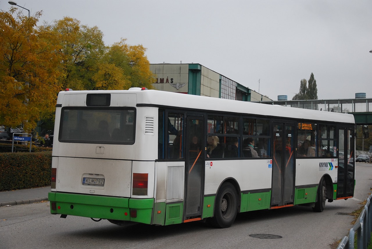 Troli -> busz. Ez a 415-ös tényleg trolibuszként látta meg a napvilágot 2001-ben, új korában még Budapesten is próbázott. Senkinek nem kellett, ezért 2007-ben MAN motort és ZF váltót kapott, majd – immár buszként – az Alba Volánhoz került Dunaújvárosba. 2016 óta közlekedik Tatabányán, valószínűleg már nem sokáig
