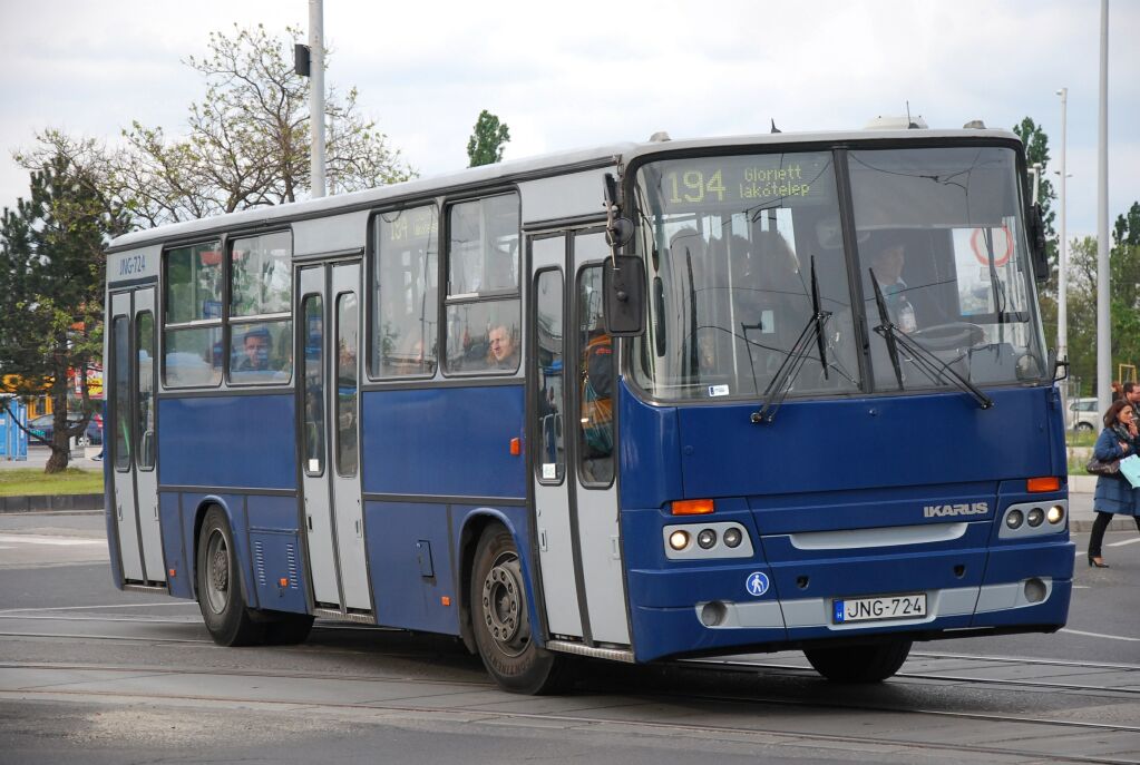 A busz 2013-ban hagyományos BKV-s fényezést kapott, azóta így közlekedik (fotó: Bohus Dávid)