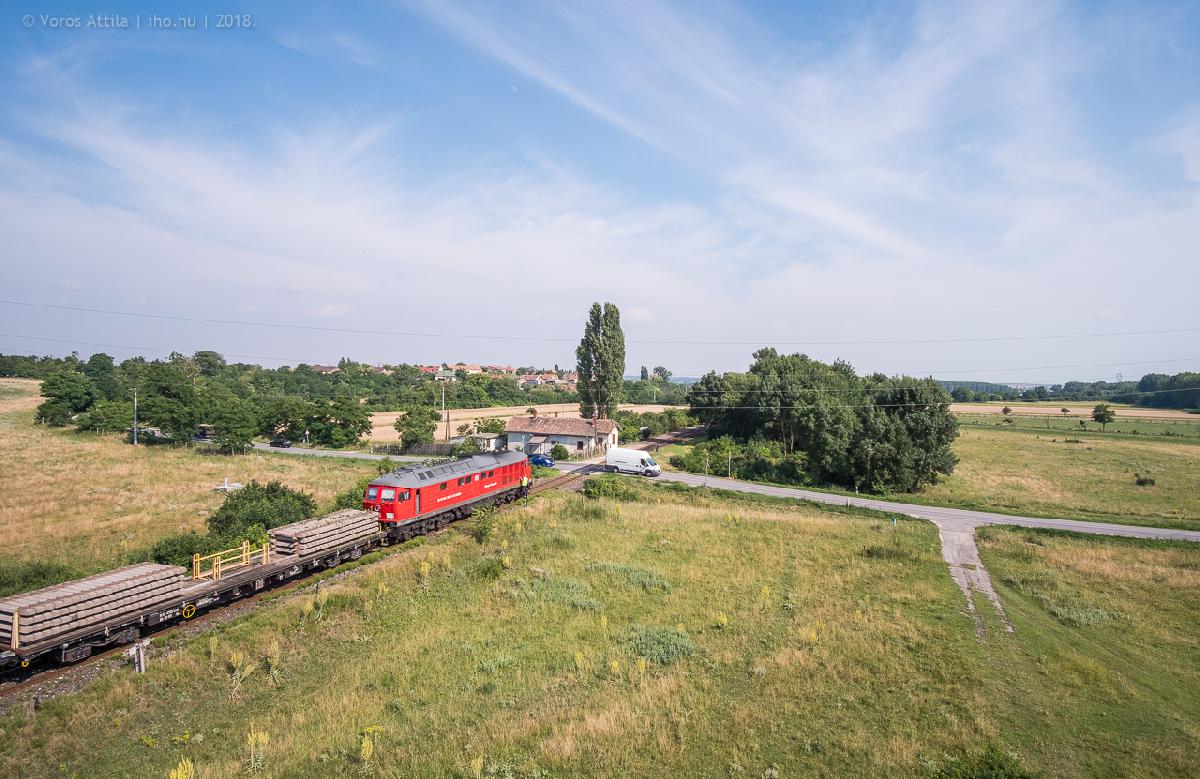 Betonalj-vonat halad Királyszentistvánnál Papkeszi felé (fotó: Vörös Attila)