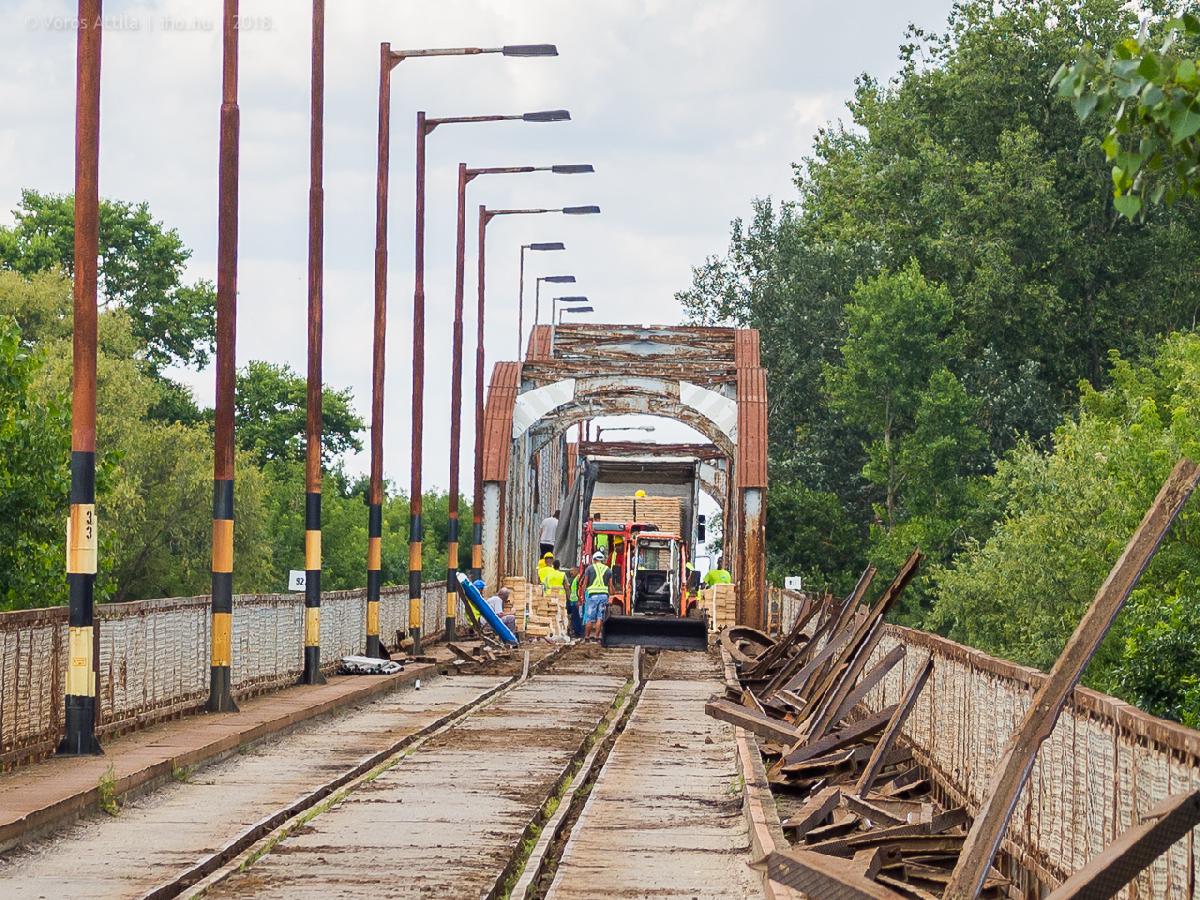 A vártnál is romosabb állapotú kiskörei közúti-vasúti Tisza-híd felújítása a tervezett öt hónap helyett közel egy évig tart (fotók: Vörös Attila)