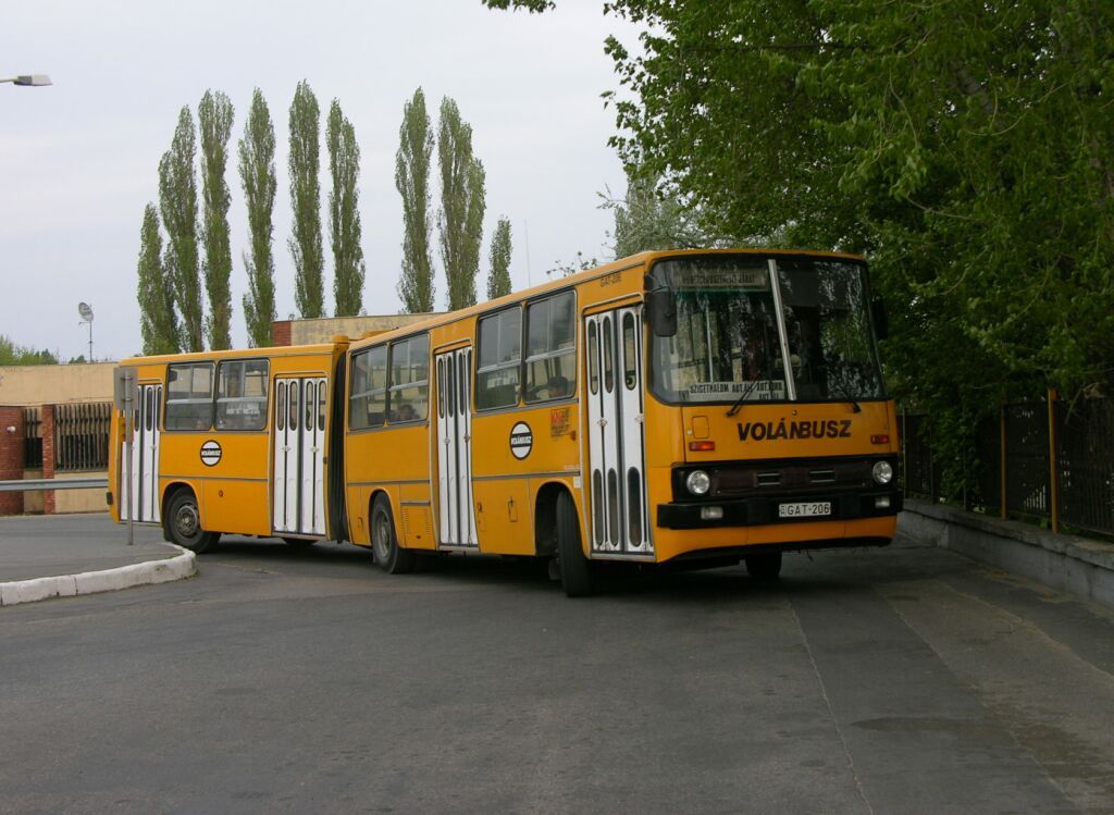 A BKV-tól átvett, 1986-os GAT-206 fordul a szigethalmi autóbuszállomáson 2007 áprilisában