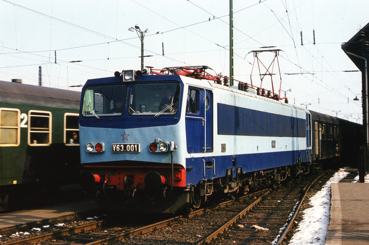 V63 001 érkezik Budapest-Keleti pályaudvarra a 435-ös számú vonattal 1976. március 12-én (fotó: Kirchner Attila gyűjteménye)